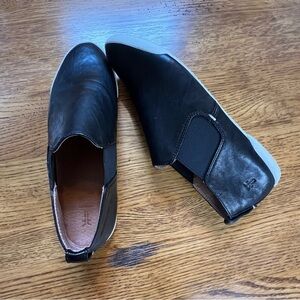 ⭐️ FRYE Women's Melanie Chelsea Black Leather Sneaker Flat Slip On Loafers 8M